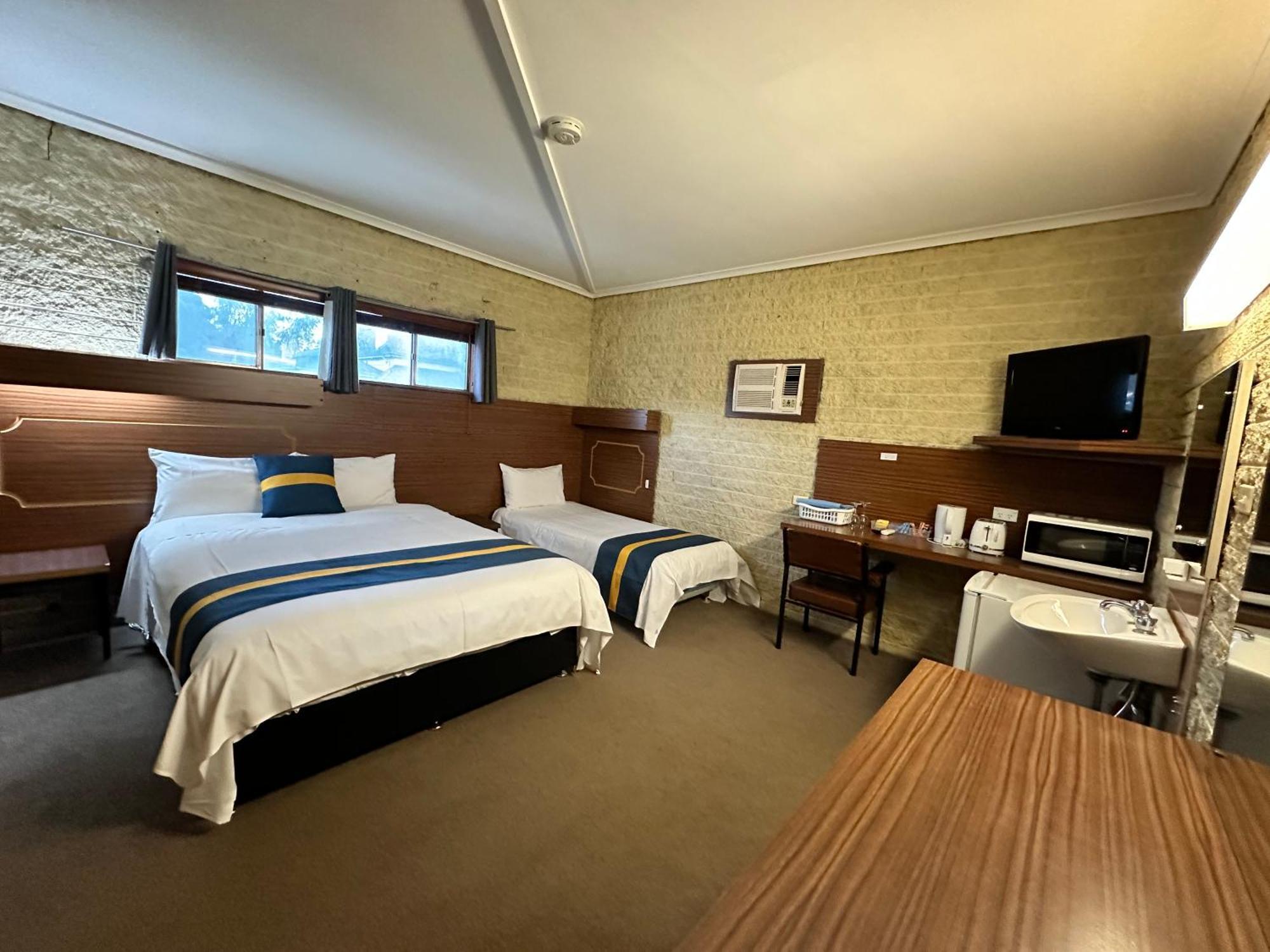 The Shamrock Hotel Balranald Exterior photo